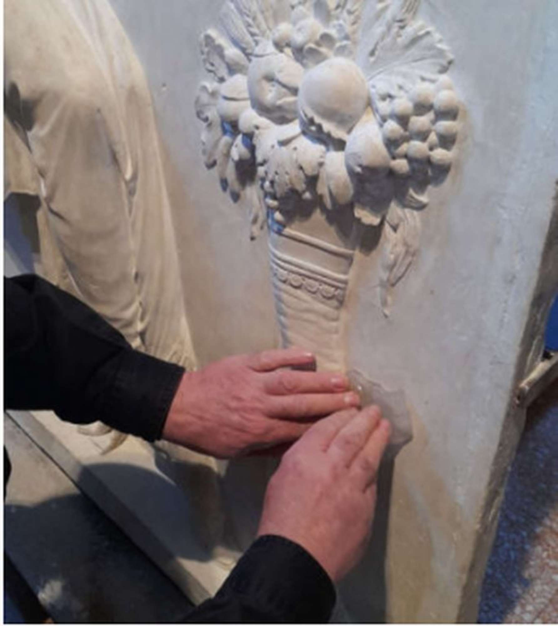 Monumento funebre al Cavaliere Ottavio Trento del Canova, test di pulitura con gel rigido (Agarart al 4 %)